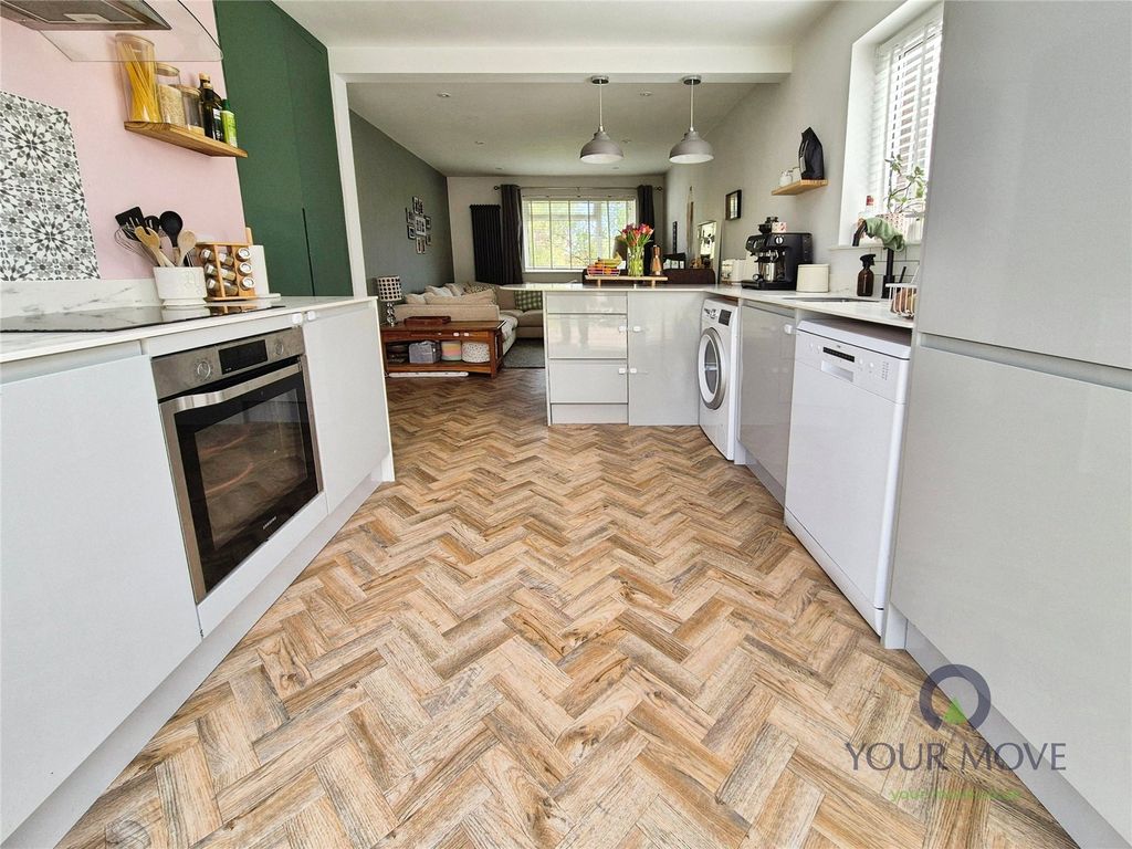 Property photo 3 of 19 Kitchen