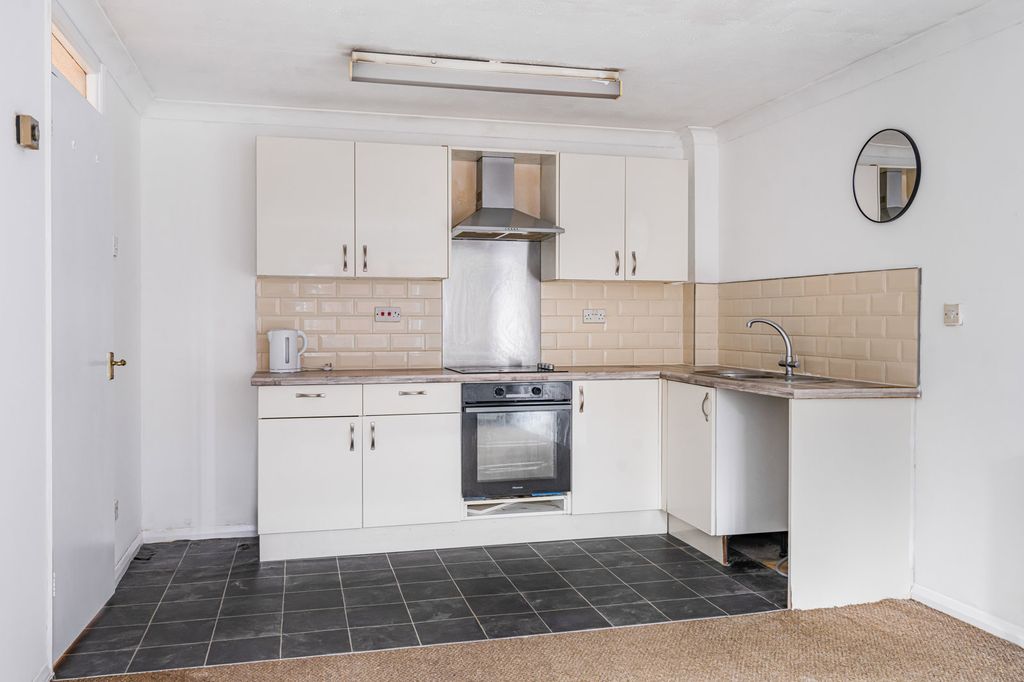 Property photo 2 of 10 Kitchen