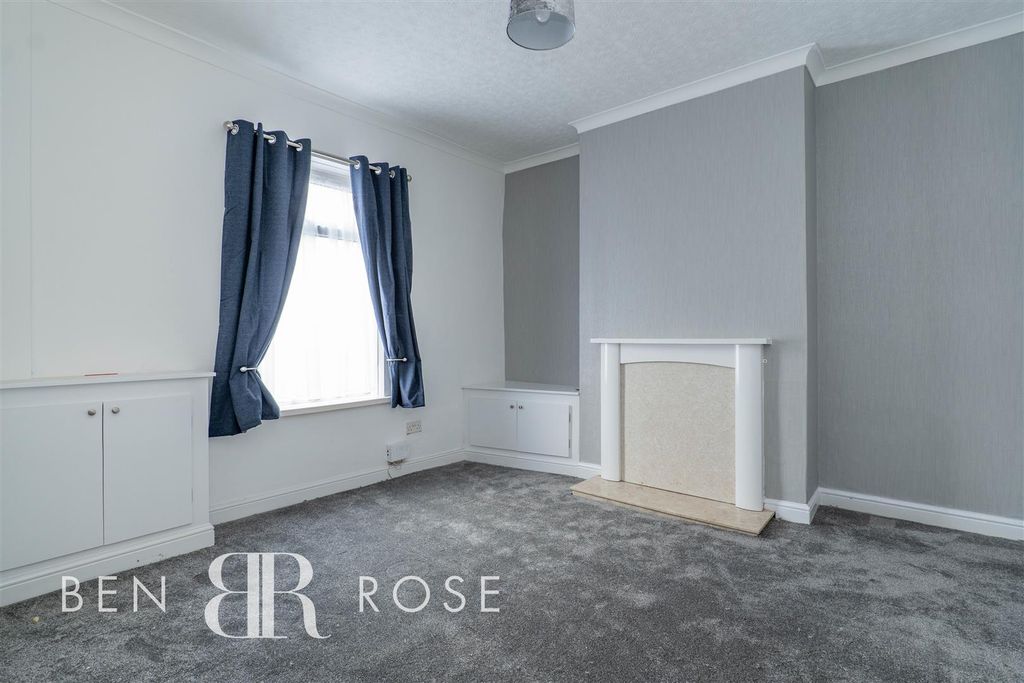 Property photo 2 of 14 Lounge