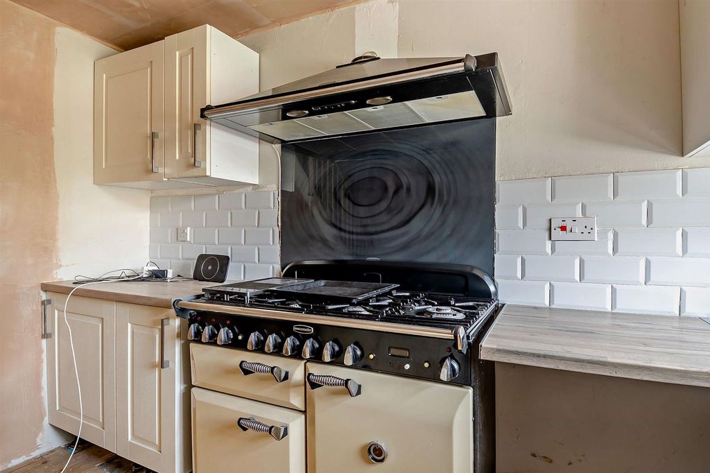 Property photo 3 of 12 8658287-Interior25-800.Jpg