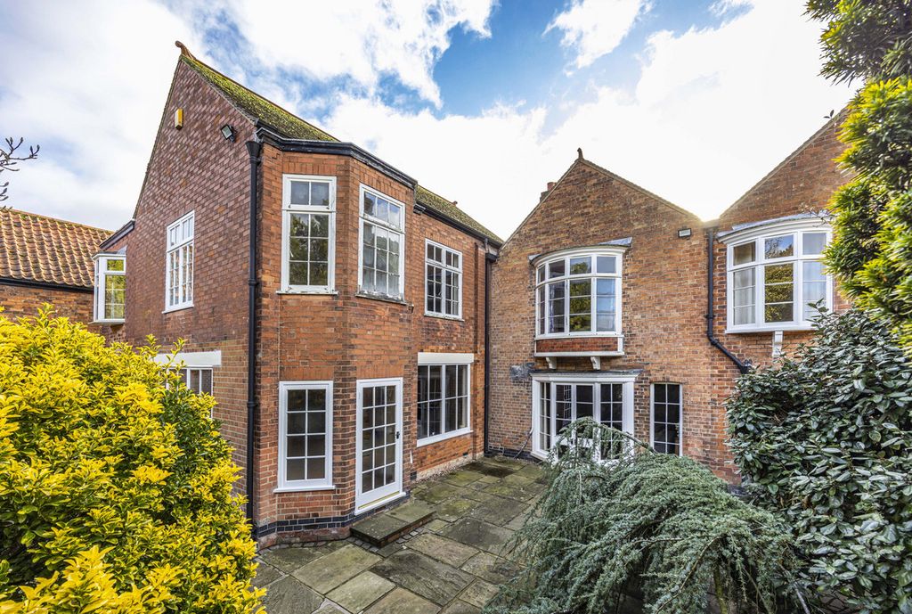 Property photo 1 of 27