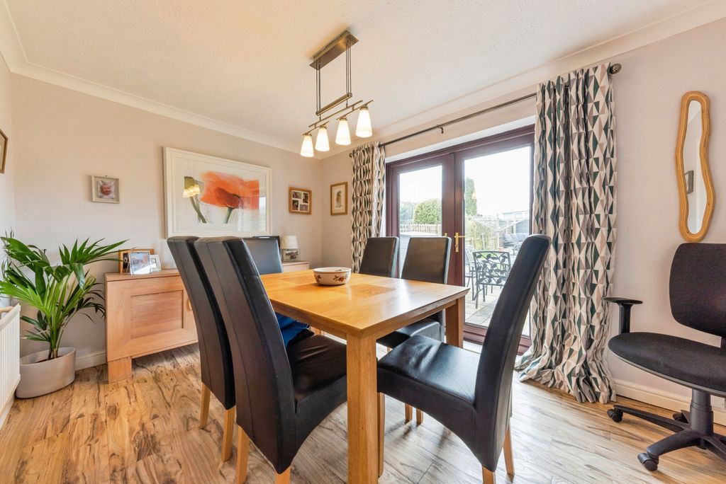 Property photo 3 of 15 8_Ravendale_Close-23