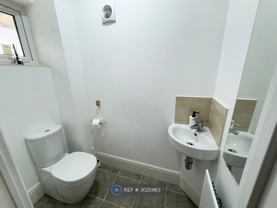 Property photo 3 of 15 Cloak Room