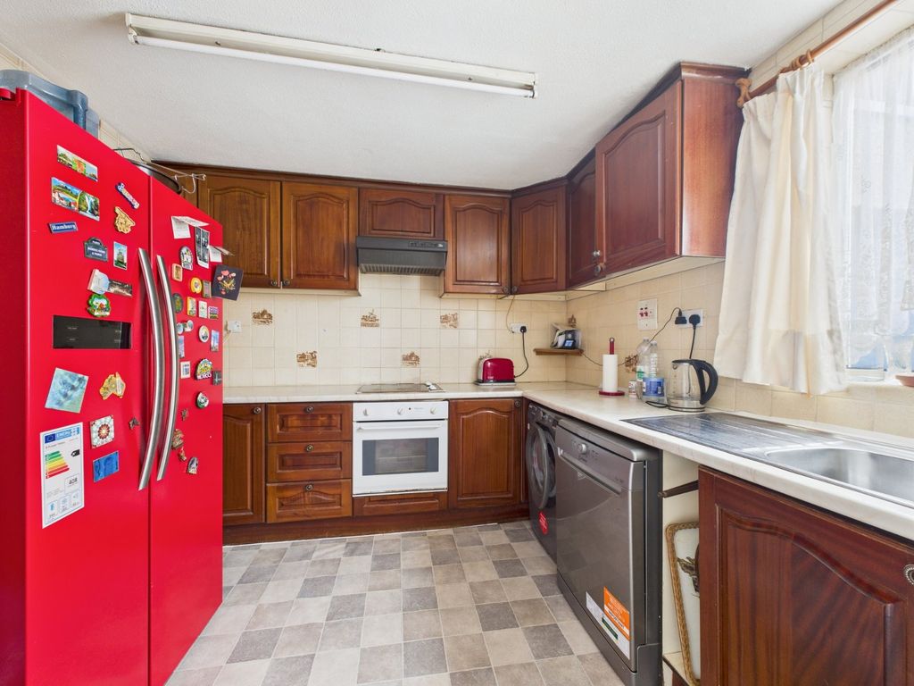 Property photo 3 of 9 Kitchen