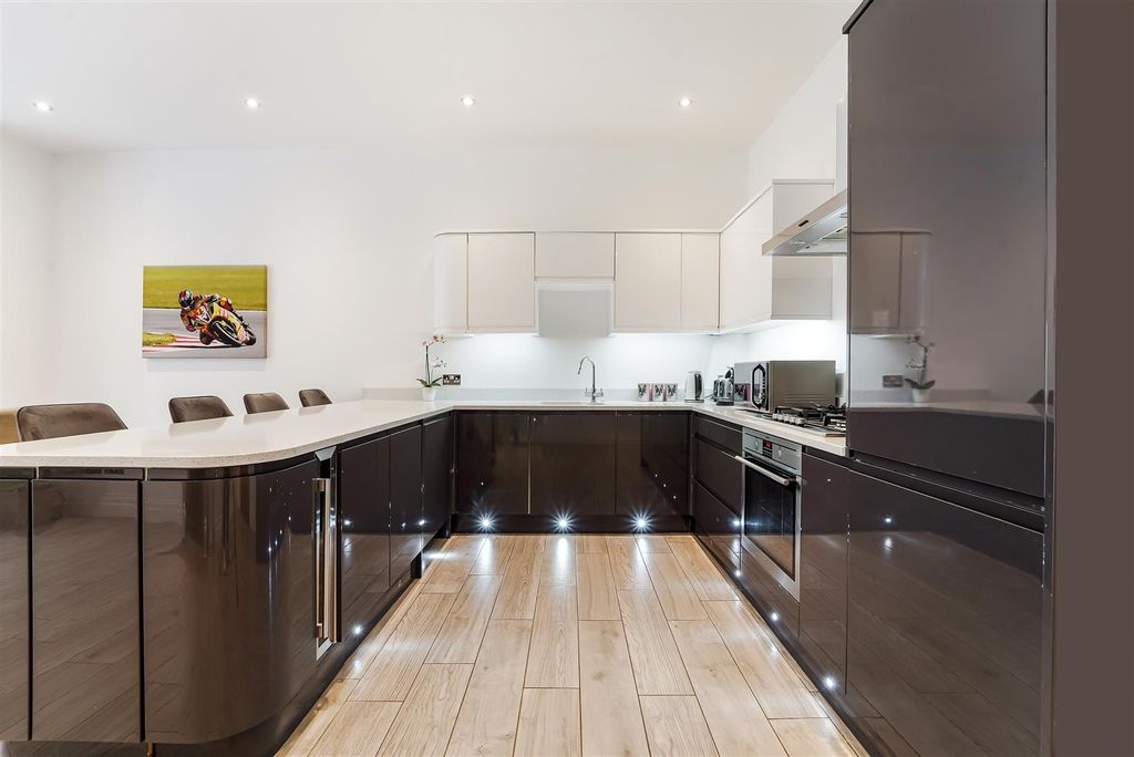 Property photo 3 of 42 Hoyland Down (24).Jpg