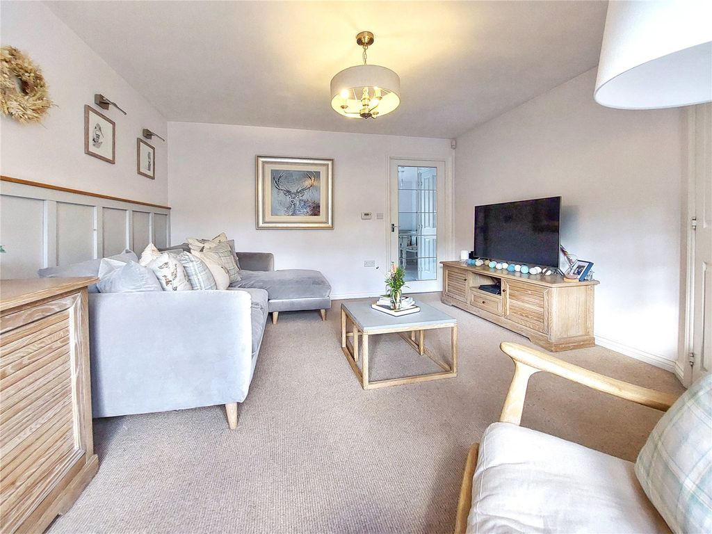 Property photo 3 of 27 Lounge