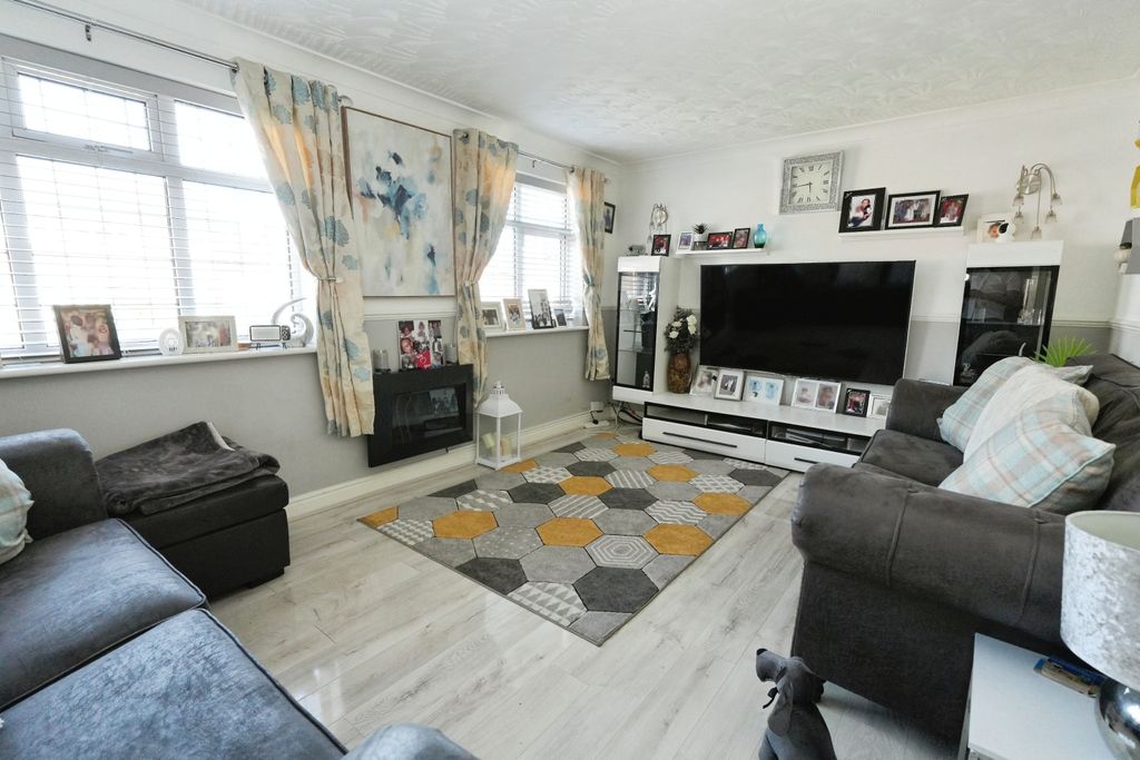 Property photo 2 of 16 Lounge