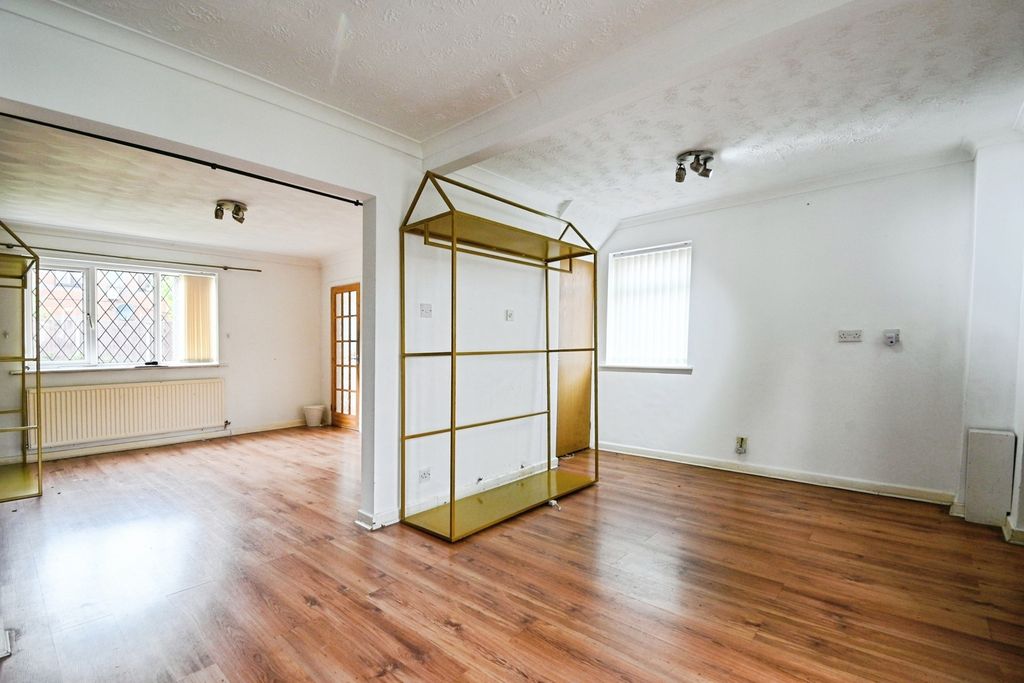 Property photo 3 of 17 Photo