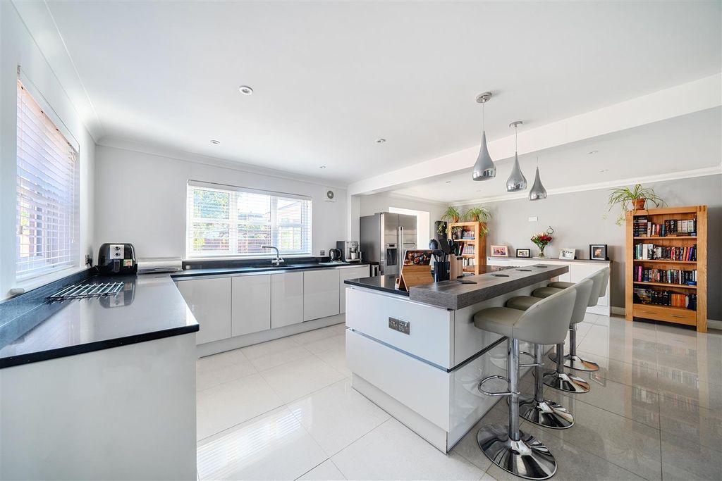 Property photo 3 of 22 Kitchen/Breakfast