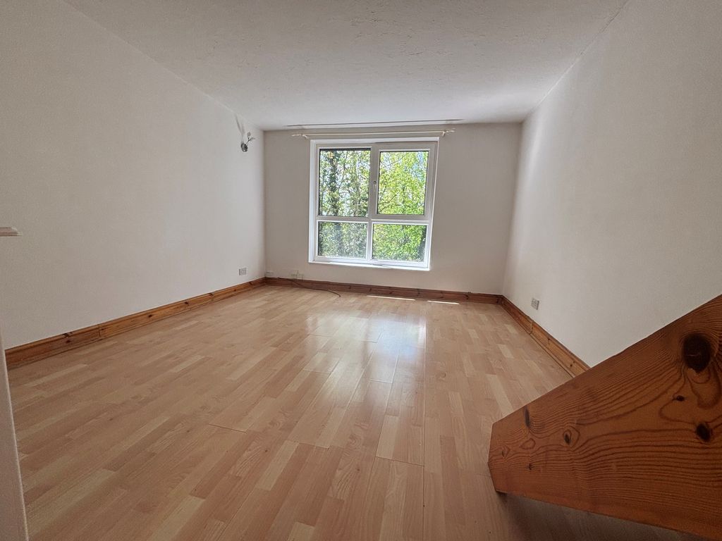 Property photo 2 of 5 Living Room