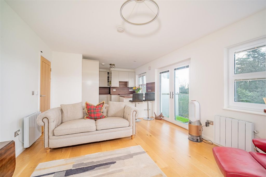 Property photo 3 of 17 1D Gardyne Road Bf-16.Jpg