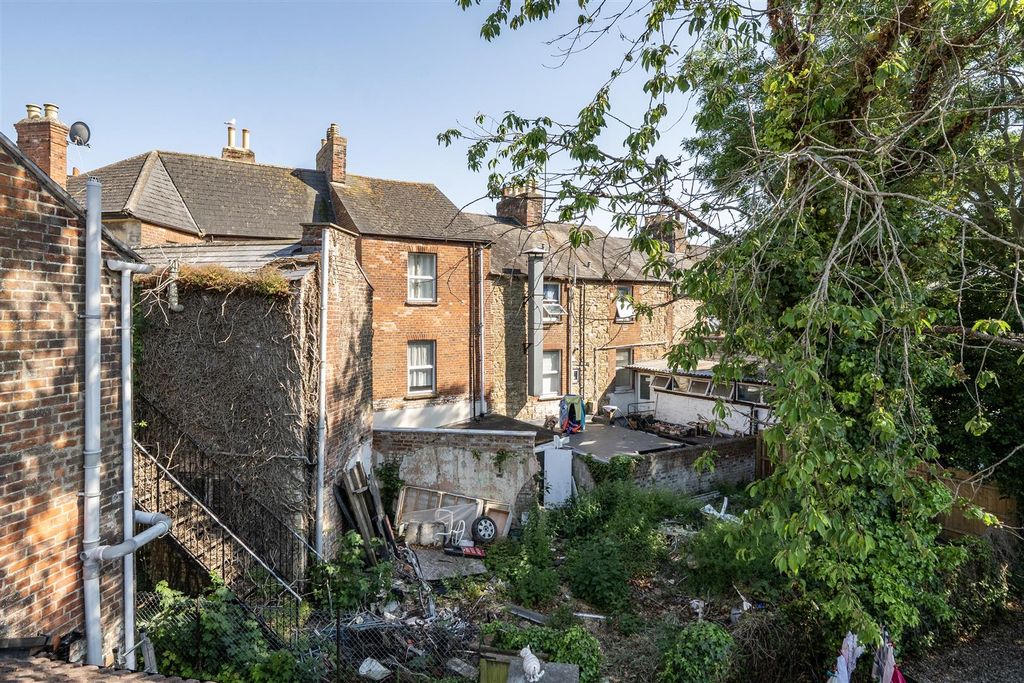 Property photo 2 of 11 11 Wyndham Street, Yeovil, Somerset BA20 1Jh | Fre