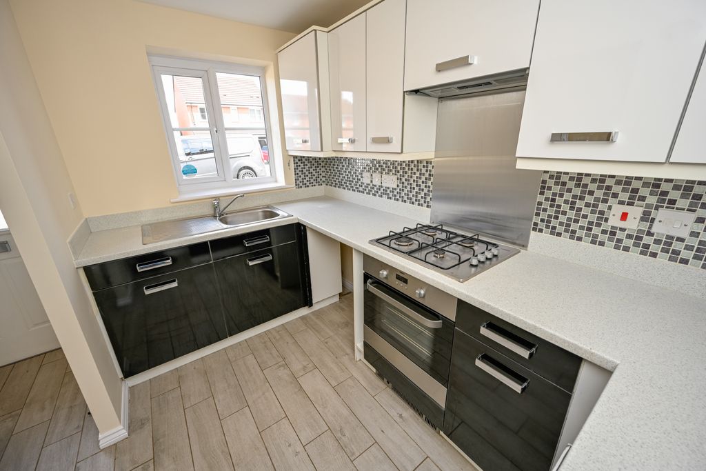 Property photo 3 of 25 Kitchen