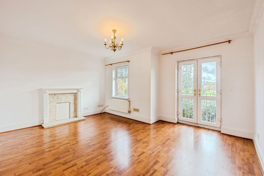 Property photo 3 of 17 Living Room