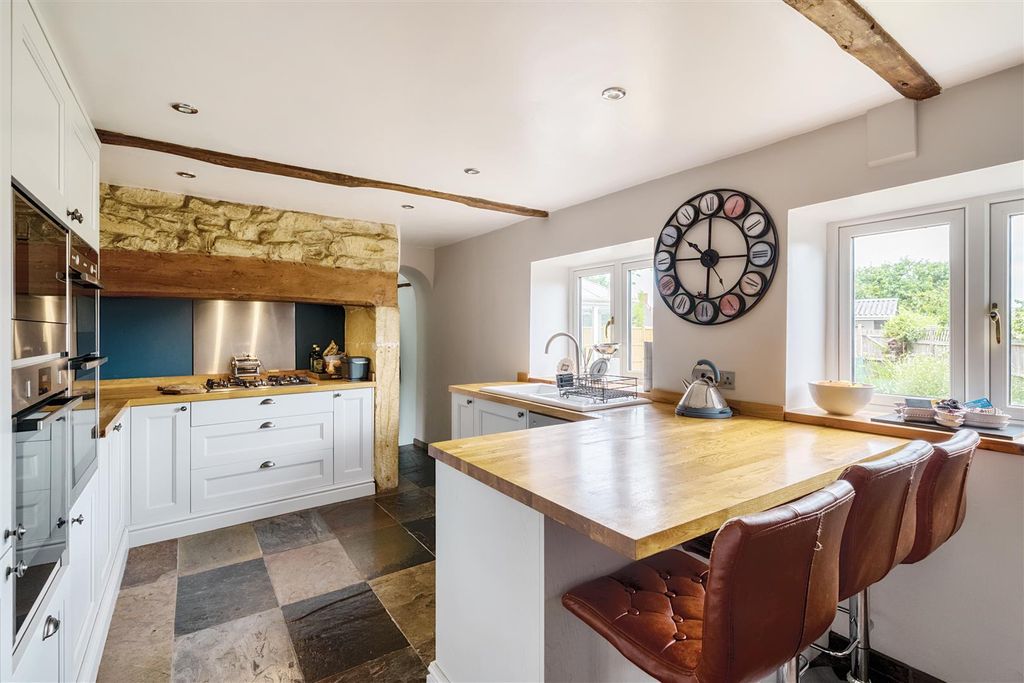 Property photo 3 of 11 Kitchen