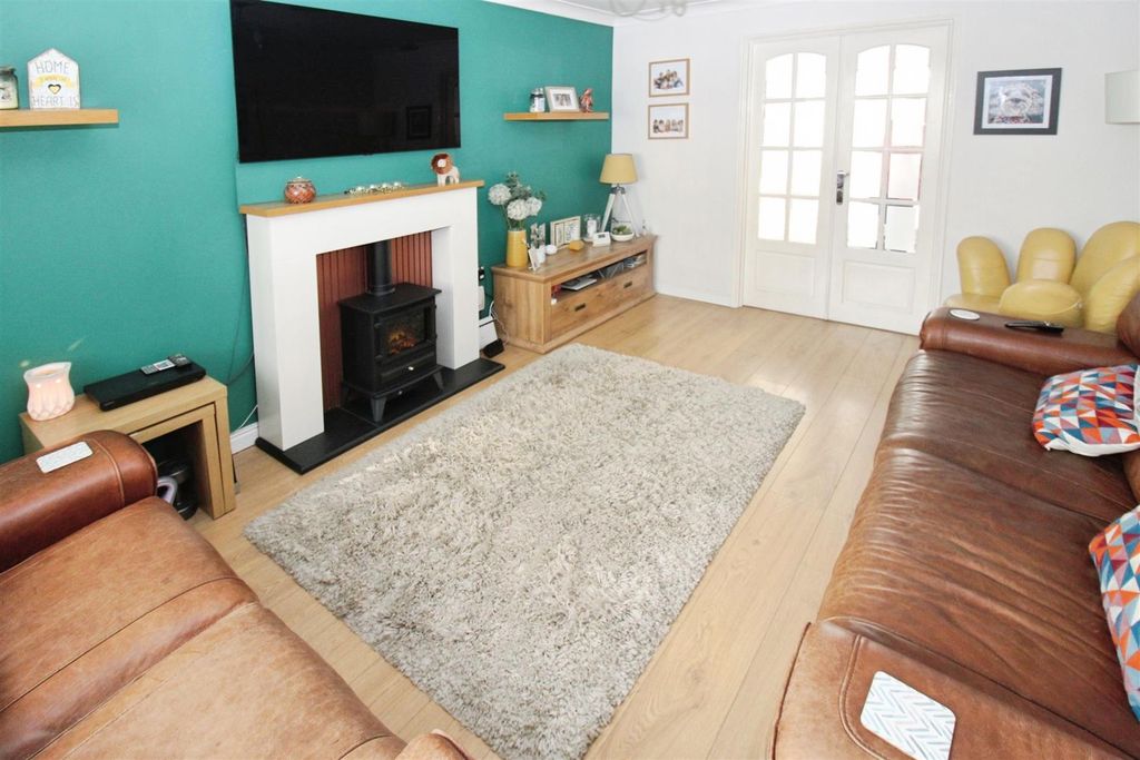 Property photo 2 of 21 Lounge