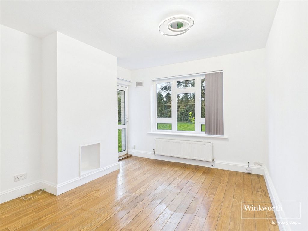 Property photo 2 of 8 Lounge