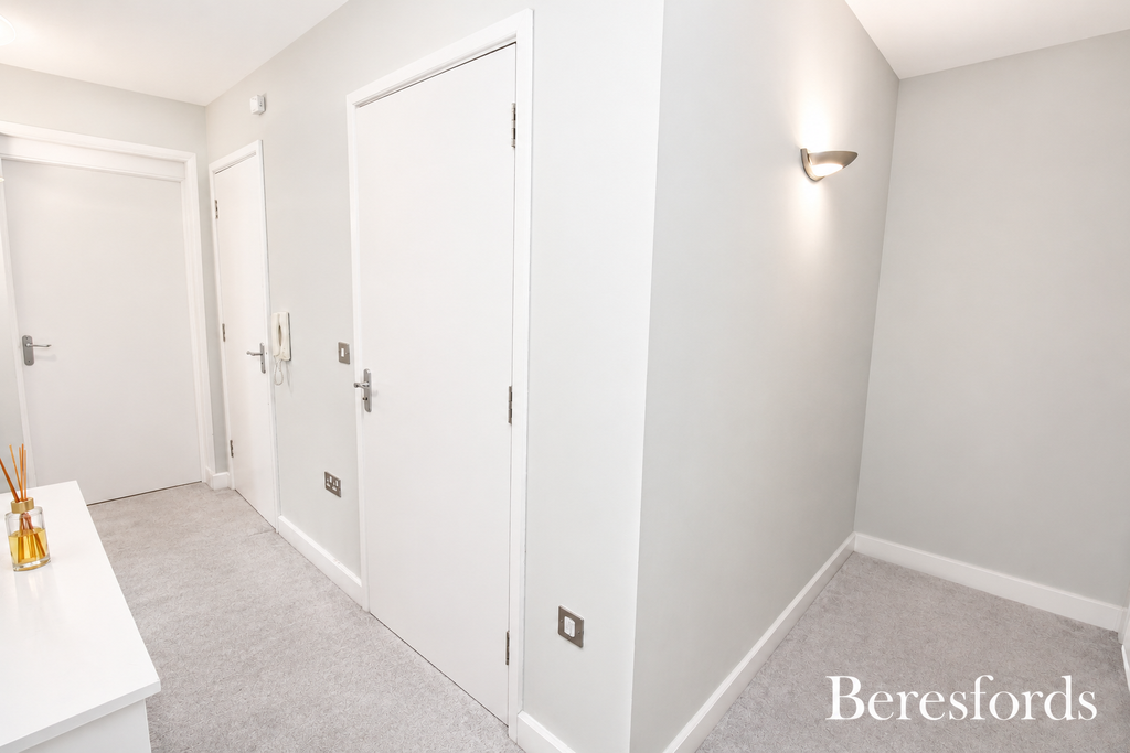Property photo 2 of 8 Hallway