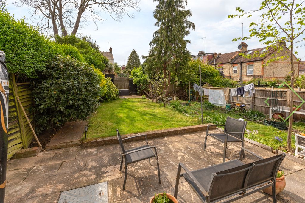 Property photo 2 of 14 Brunswick Park Road, N11