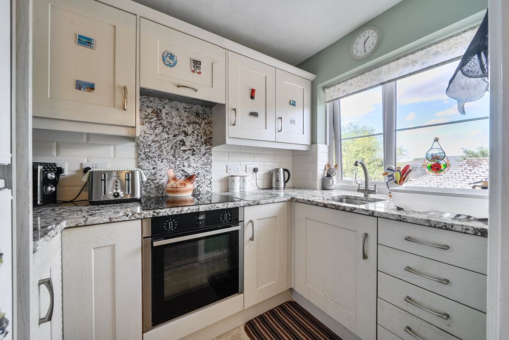 Property photo 3 of 17 Kitchen