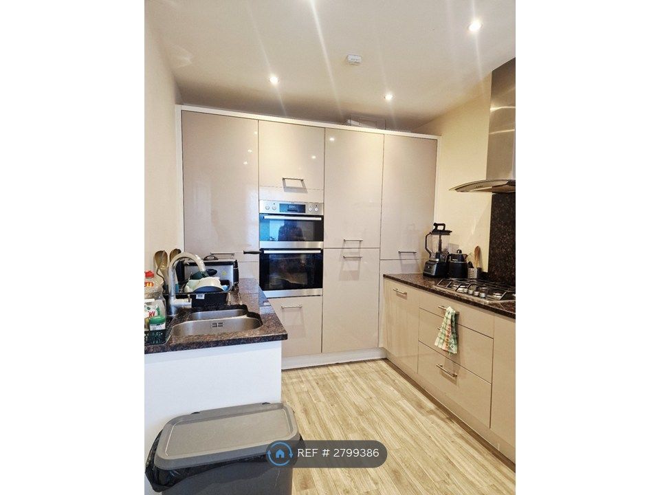 Property photo 2 of 10 Kitchen