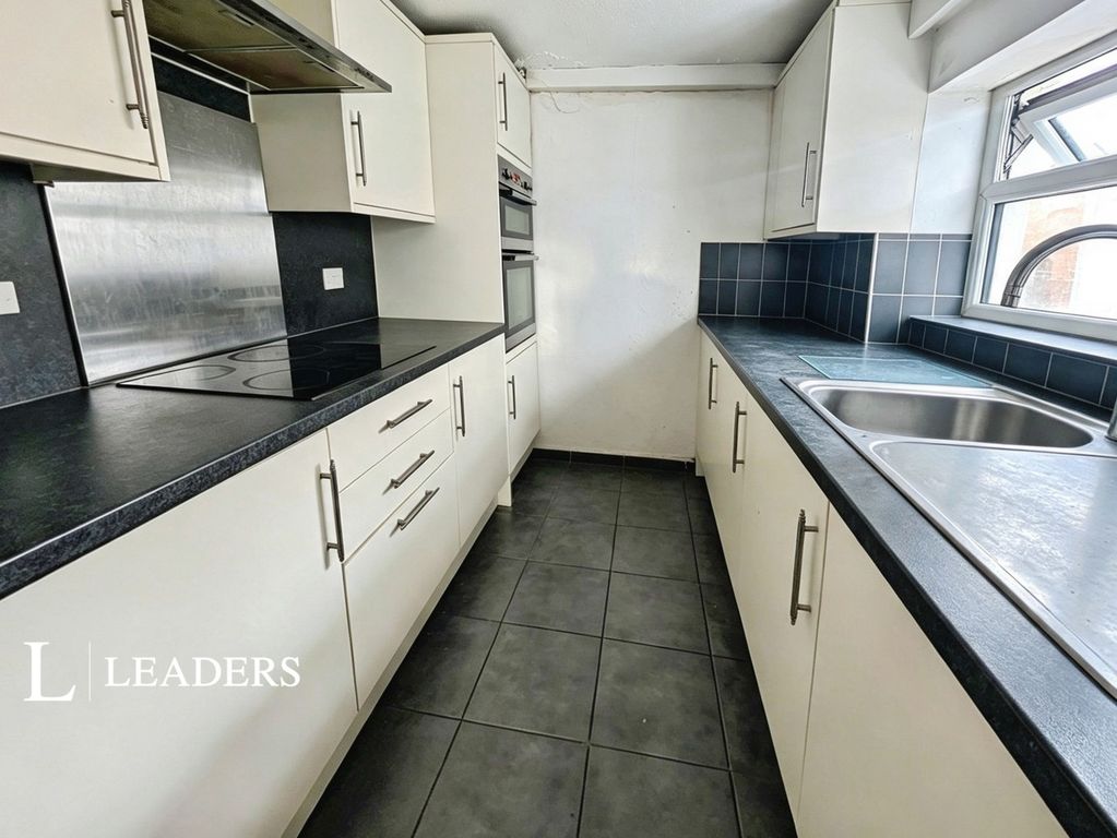 Property photo 3 of 19 Kitchen