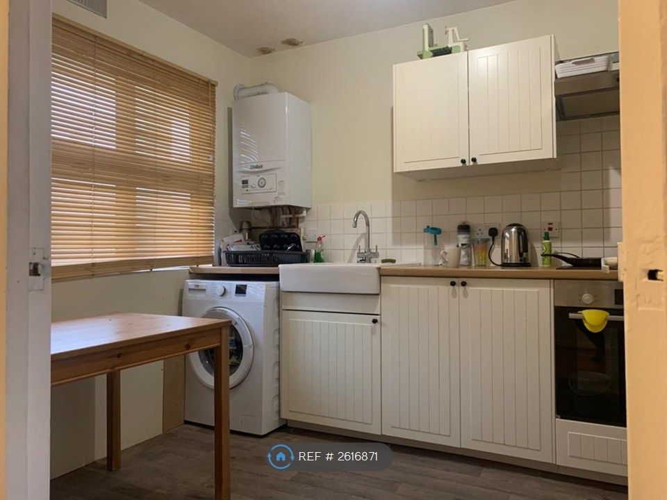 Property photo 3 of 10 Kitchen