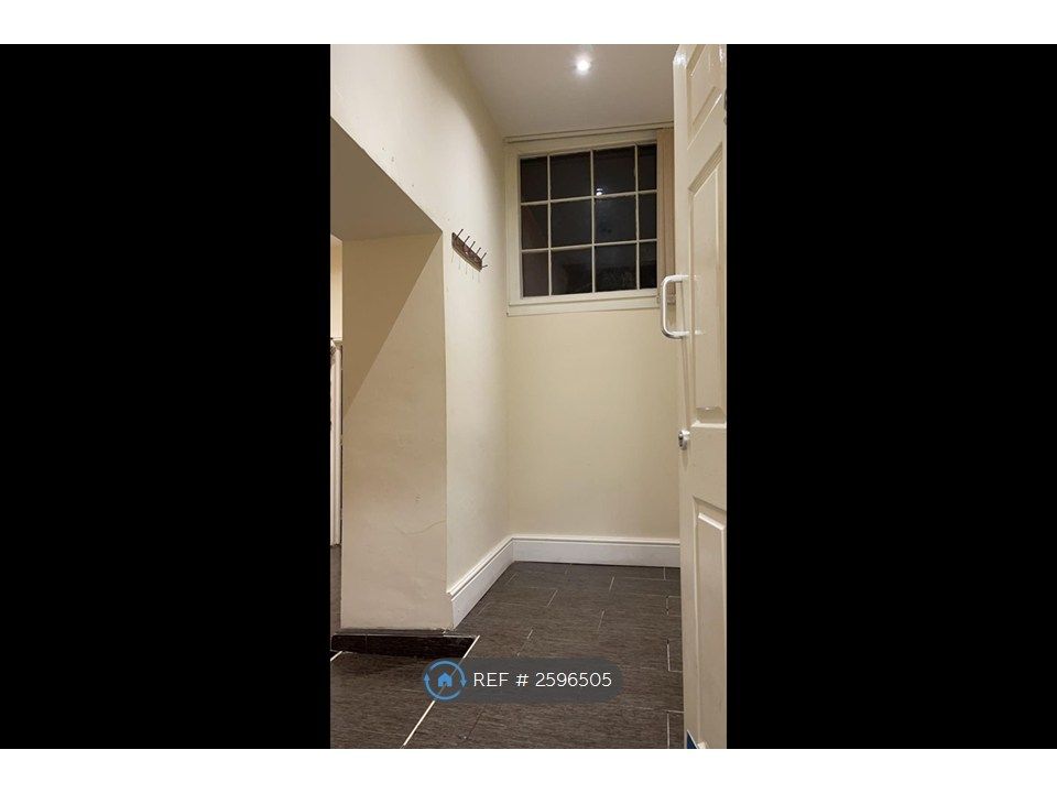 Property photo 2 of 5 Hallway