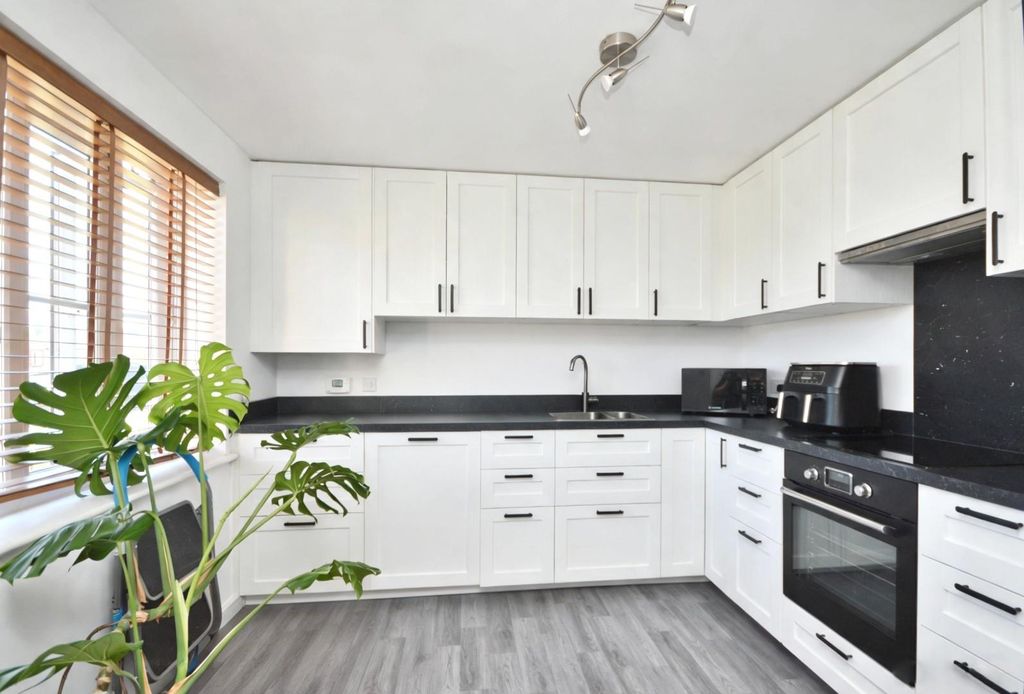 Property photo 3 of 16 Kitchen