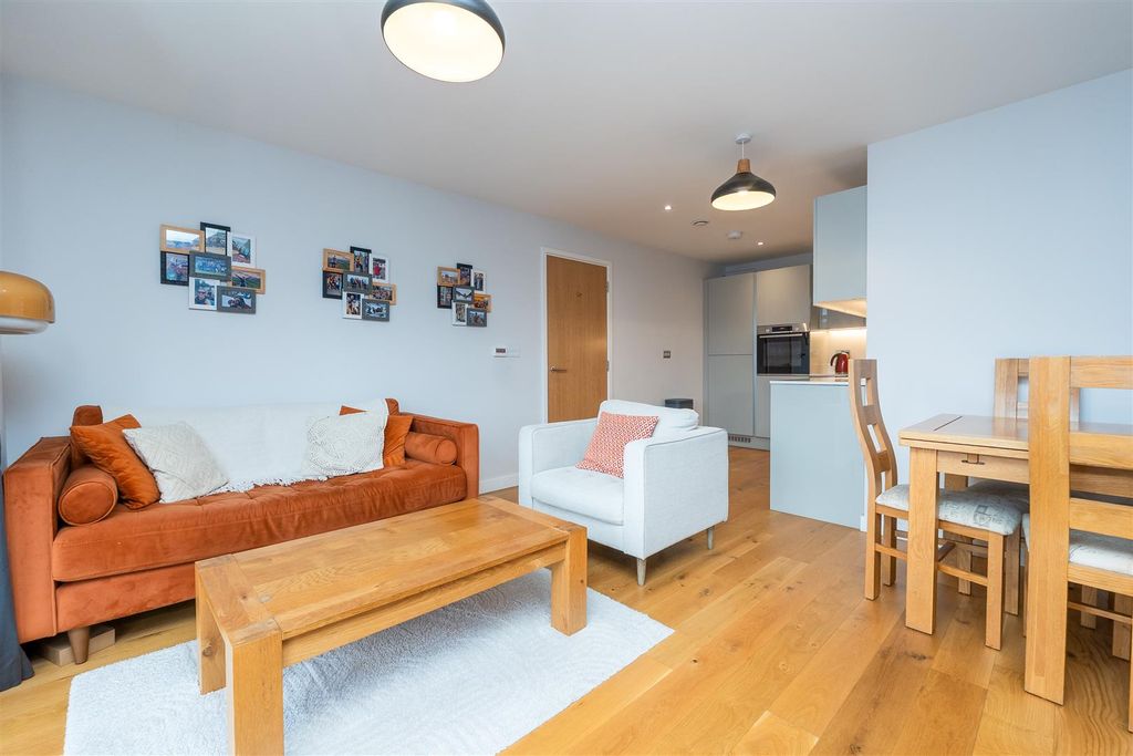 Property photo 3 of 22 36-Hope-Quay-Bs1-6Zh-9.Jpg
