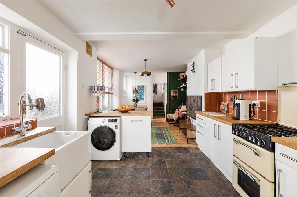 Property photo 3 of 27 Stainforth Road, E17