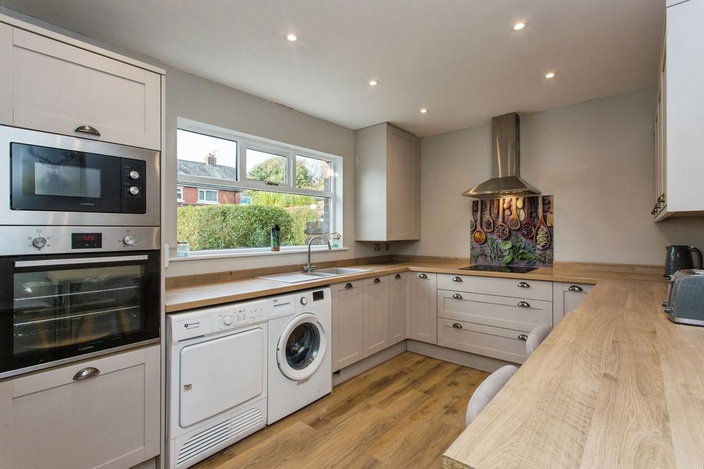 Property photo 3 of 18 Kitchen