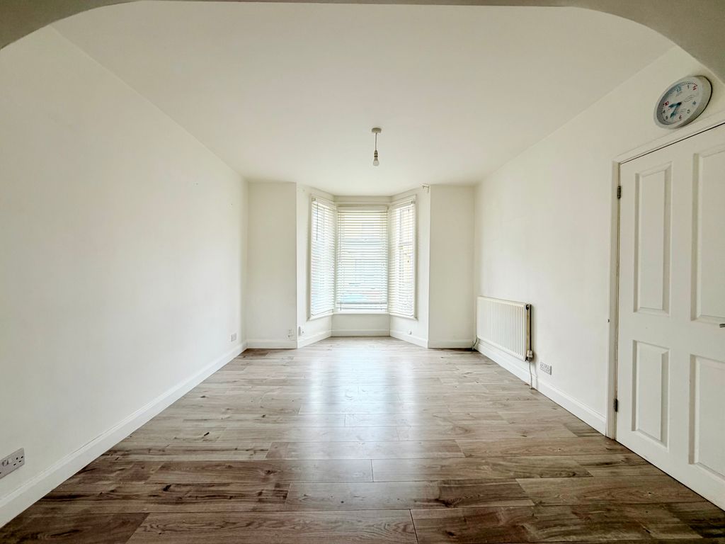 Property photo 2 of 11 Image