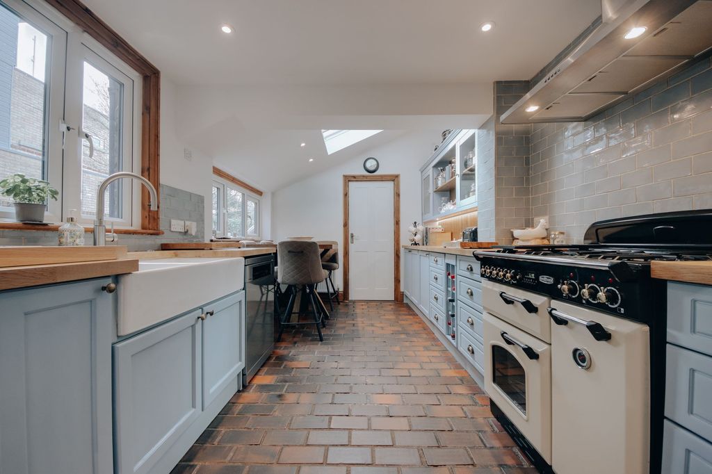 Property photo 3 of 17 Kitchen