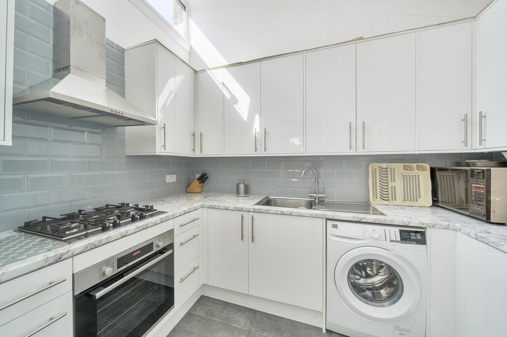 Property photo 2 of 11 Kitchen