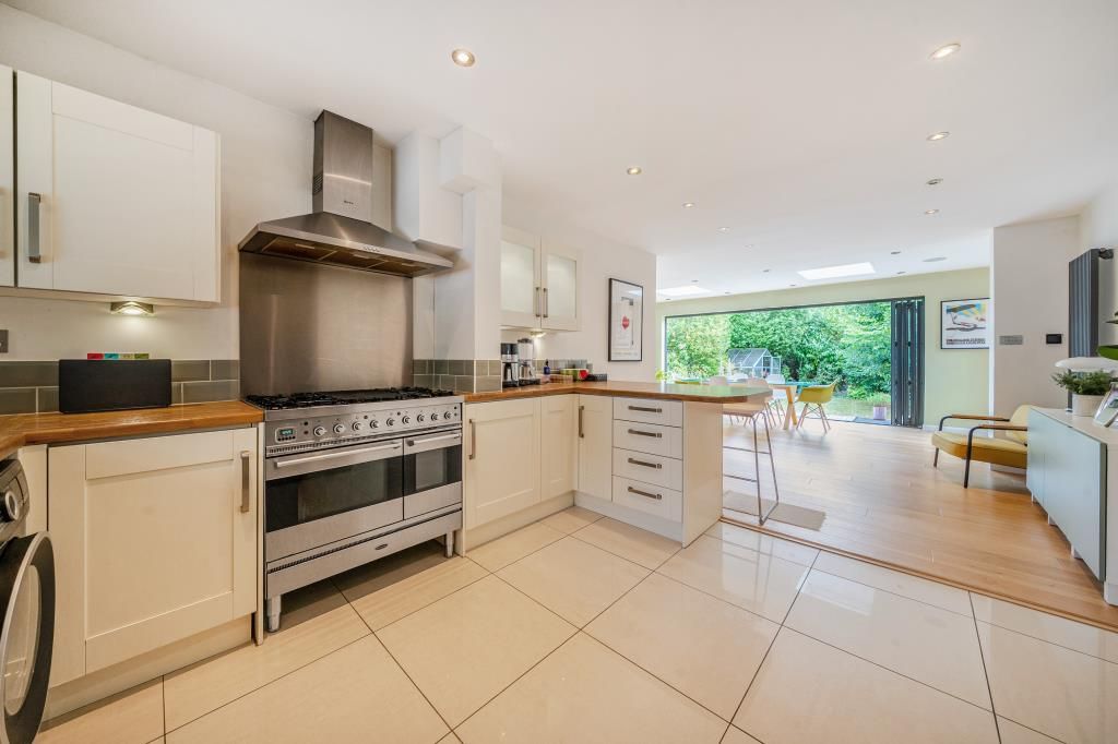 Property photo 3 of 18 Kitchen