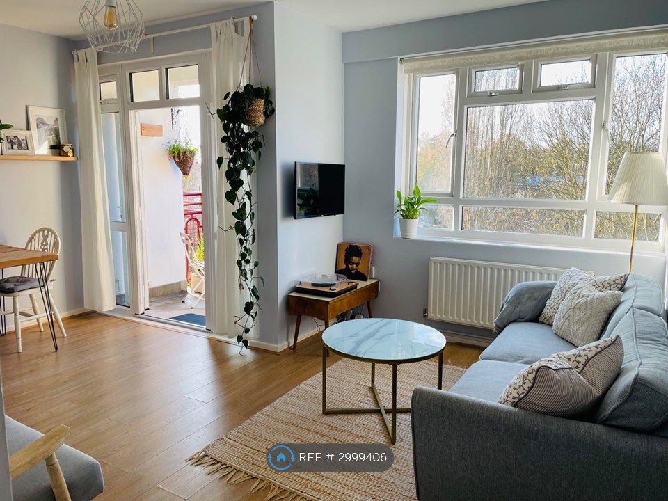 Property photo 1 of 17 Lounge