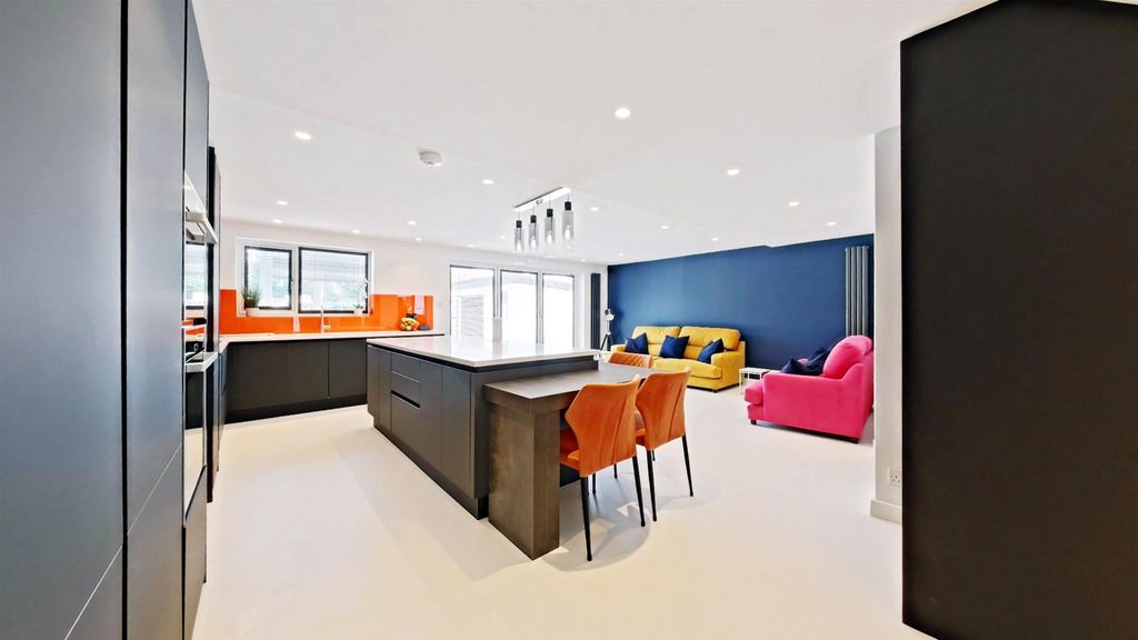 Property photo 3 of 36 Kitchen (5).Jpg