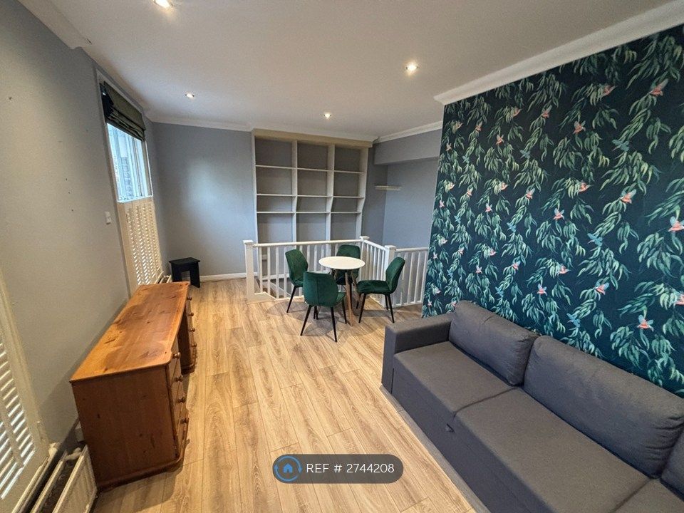 Property photo 3 of 13 Lounge