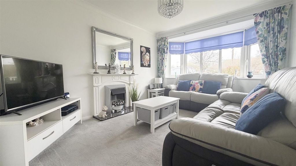 Property photo 2 of 11 Lounge