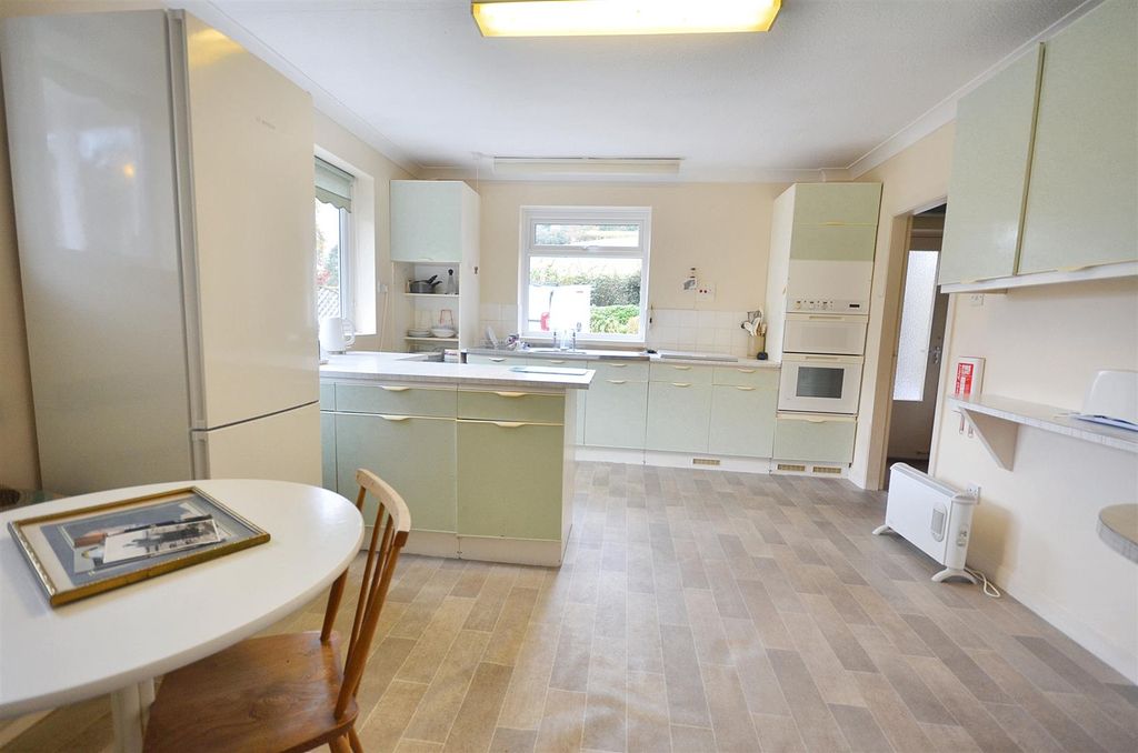 Property photo 3 of 21 Breakfast Kitchen