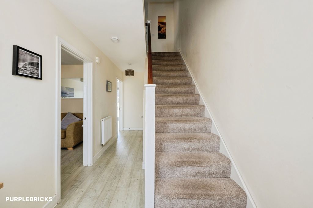 Property photo 2 of 23 Entrance Hall