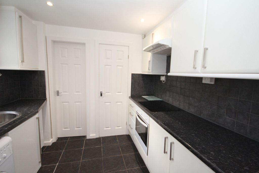 Property photo 3 of 8 Kitchen