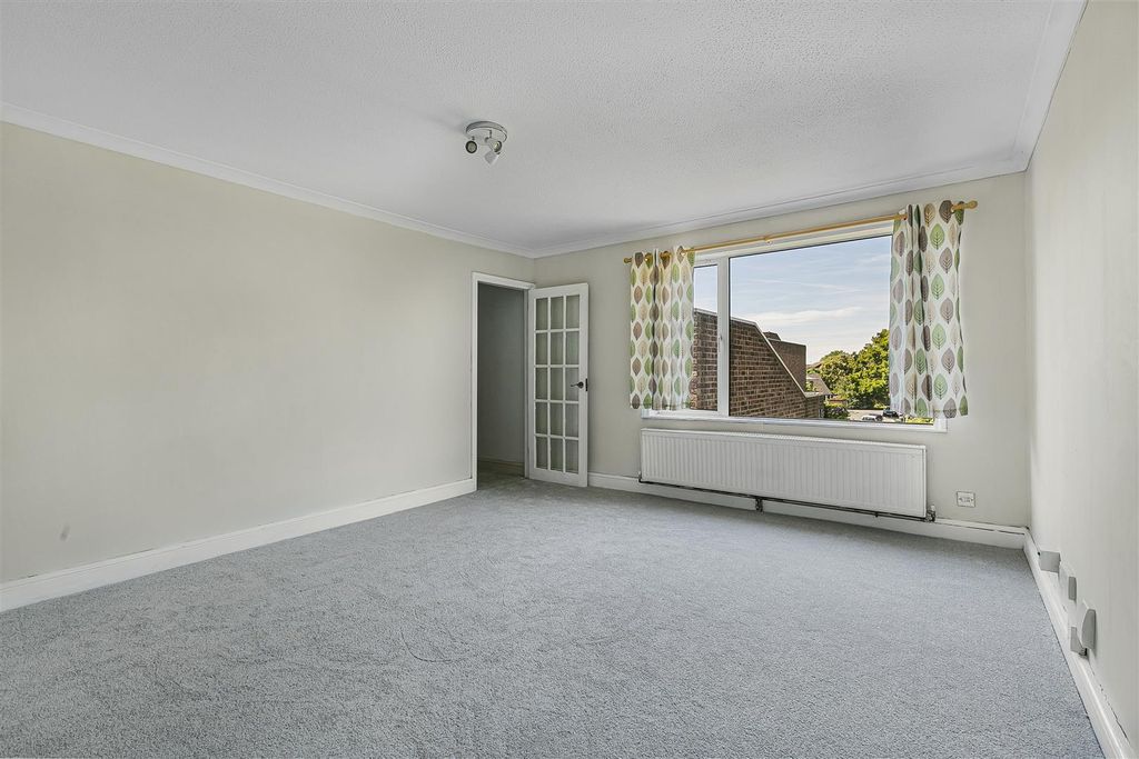 Property photo 2 of 10 Studio Clifton Court 2.Jpg