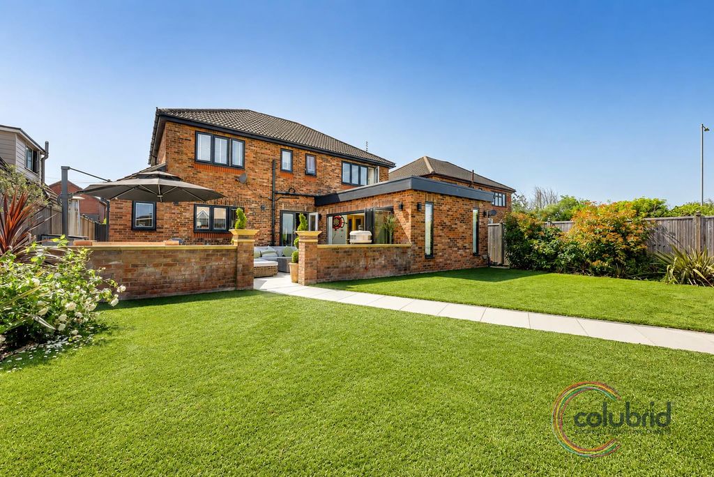 Property photo 2 of 32