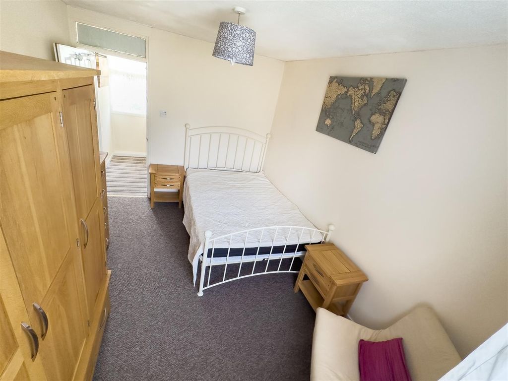 Property photo 2 of 6 Bedroom