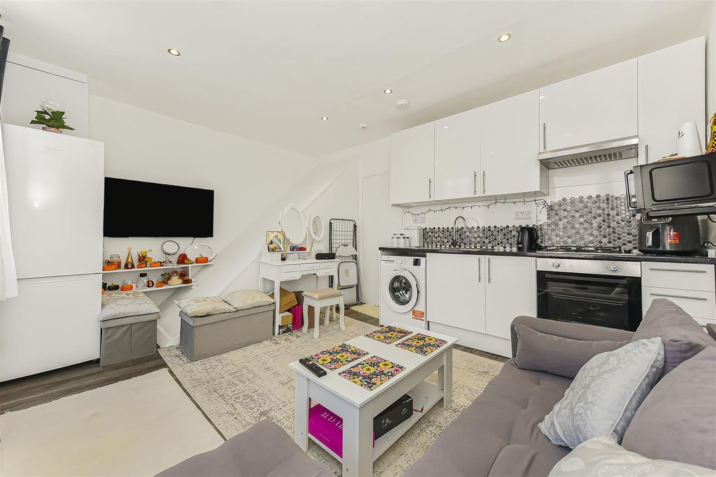 Property photo 1 of 9 Reception - Kitchen 2 .Jpg