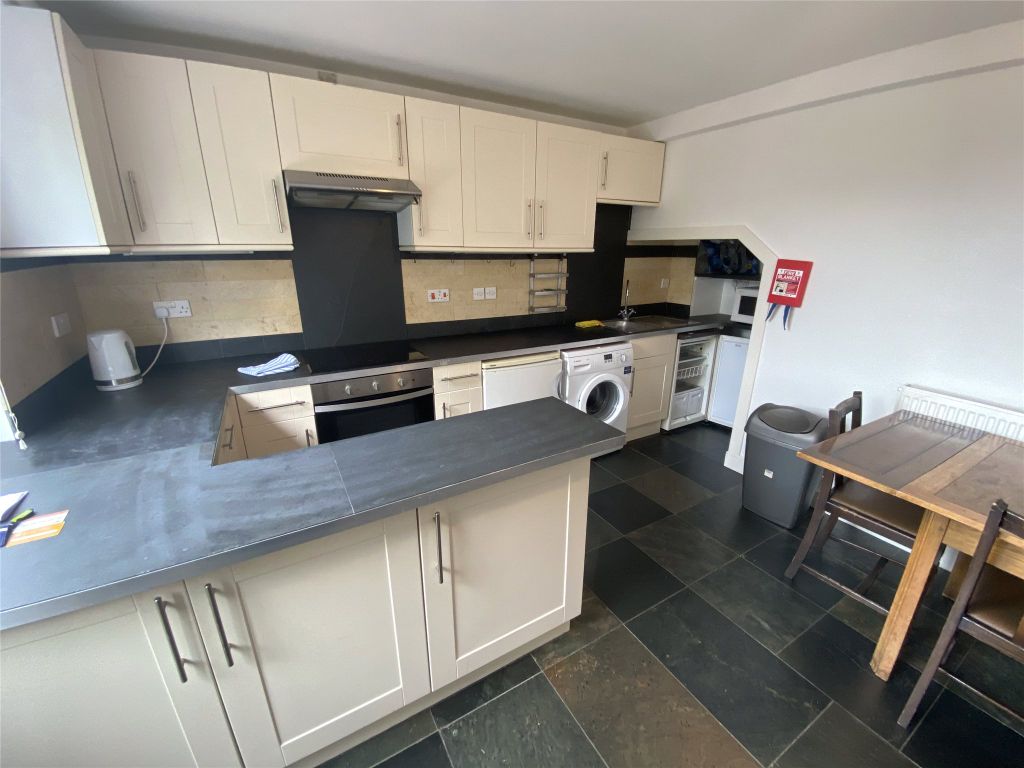 Property photo 2 of 11 Kitchen