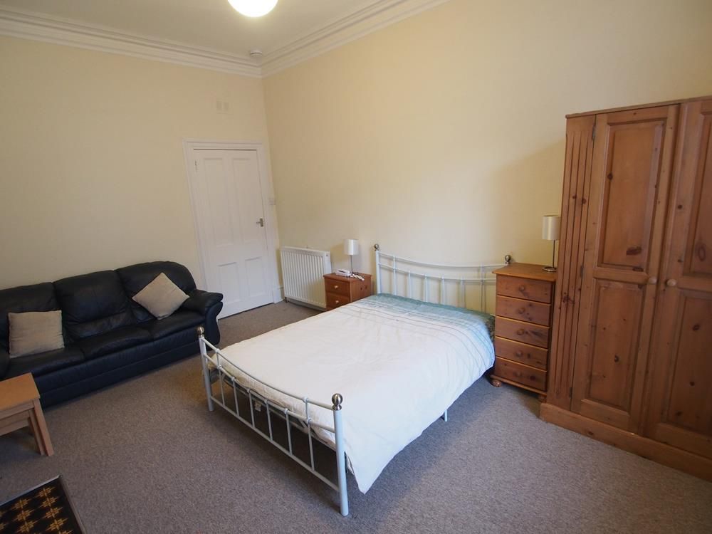Property photo 2 of 8 Lounge/Bedroom (2)