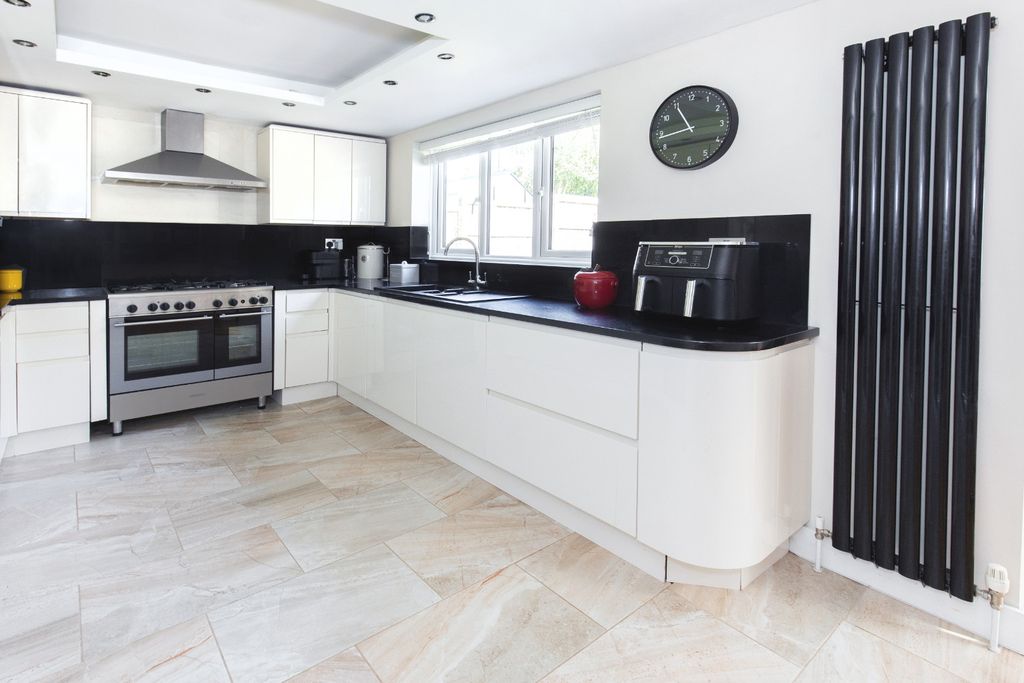 Property photo 2 of 16 3577374